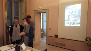 La sindaco di Usmate Velate sig.ra Maria Elena Riva e una delle organizzatrici della mostra Vivienne Maccari